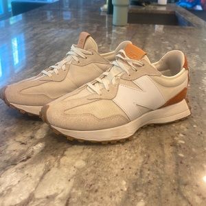 New Balance 327 women’s sneaker